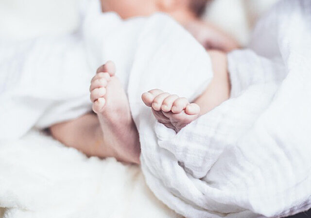 Kleidung, die Geborgenheit schenkt: So prägen Farben und Stoffe das Wohlbefinden von Kindern